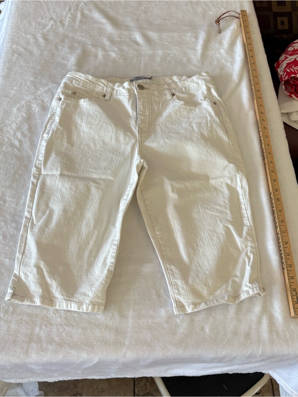 Bandolino White Cropped Denim Capris
